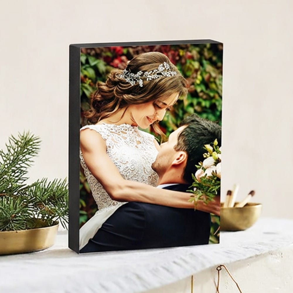 A photo block with a wedding photo displayed in front of a Christmas background