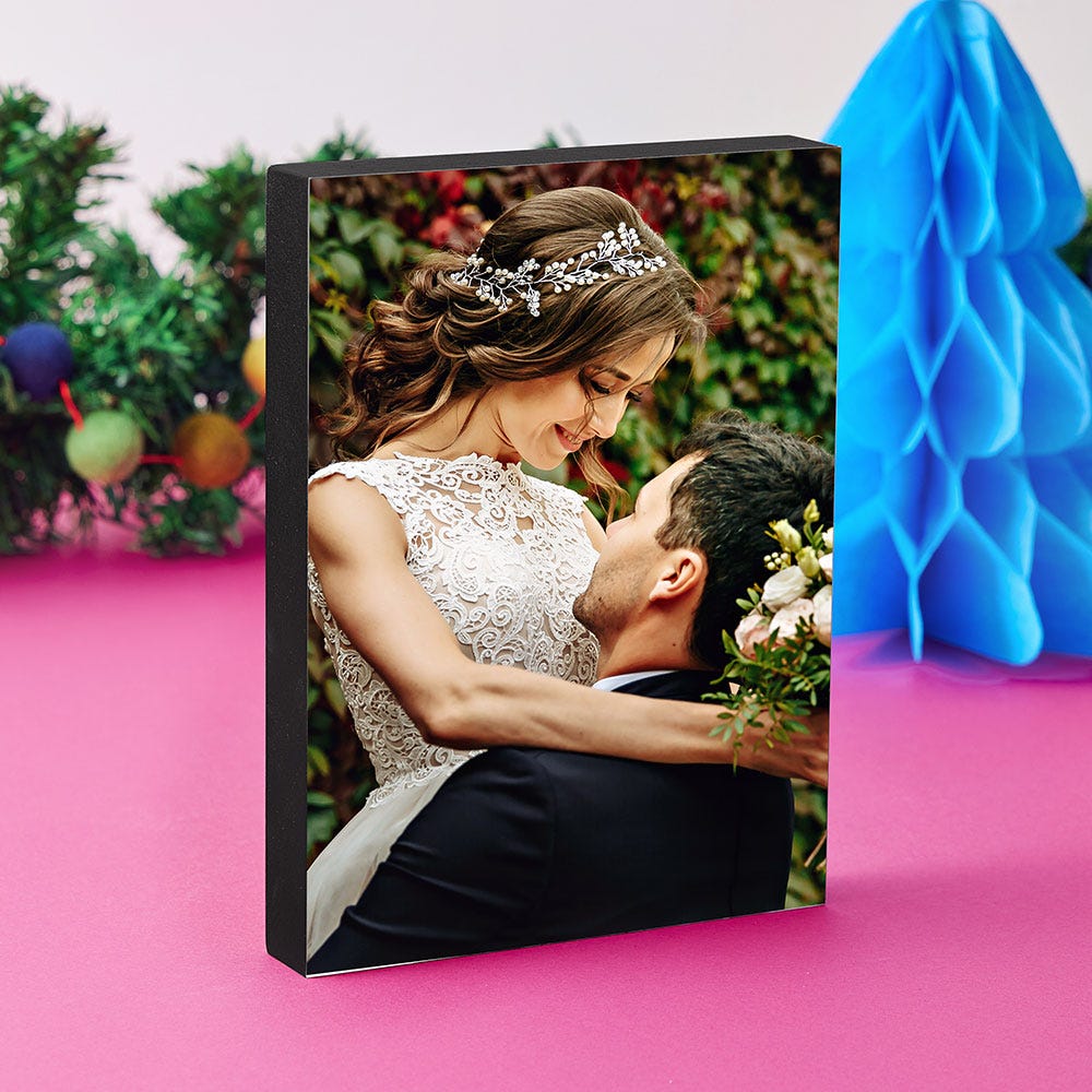 A photo block with a wedding photo displayed in front of a Christmas background